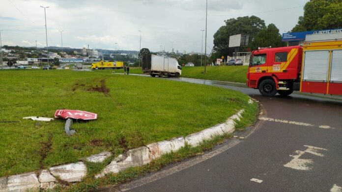 Caminhão sai da pista na BR-282 em Xanxerê e mobiliza bombeiros