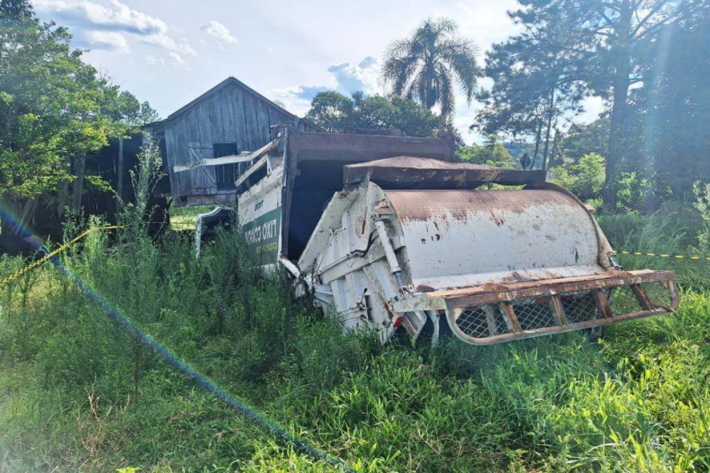 Capotamento de caminhao de lixo em Romelândia.