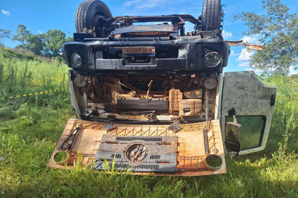 Capotamento de caminhao de lixo em Romelândia.