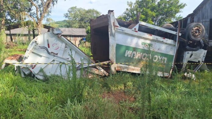 Caminhão de lixo capota e motorista fica gravemente ferido