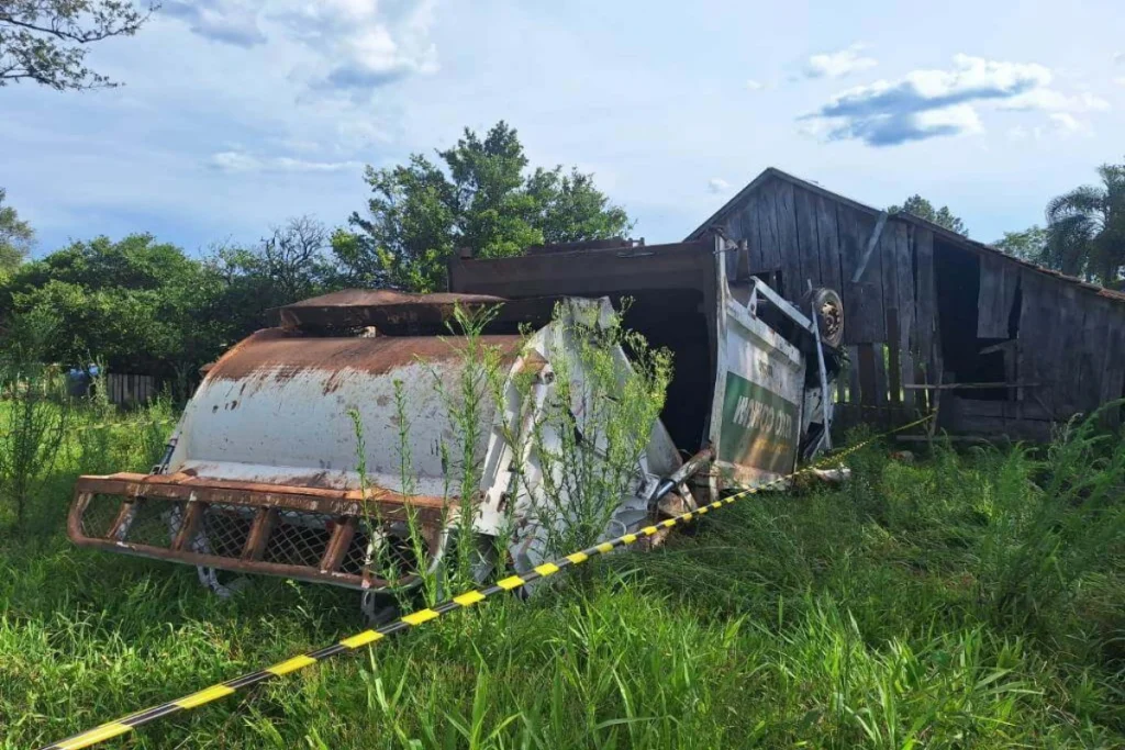 Capotamento de caminhao de lixo em Romelândia.